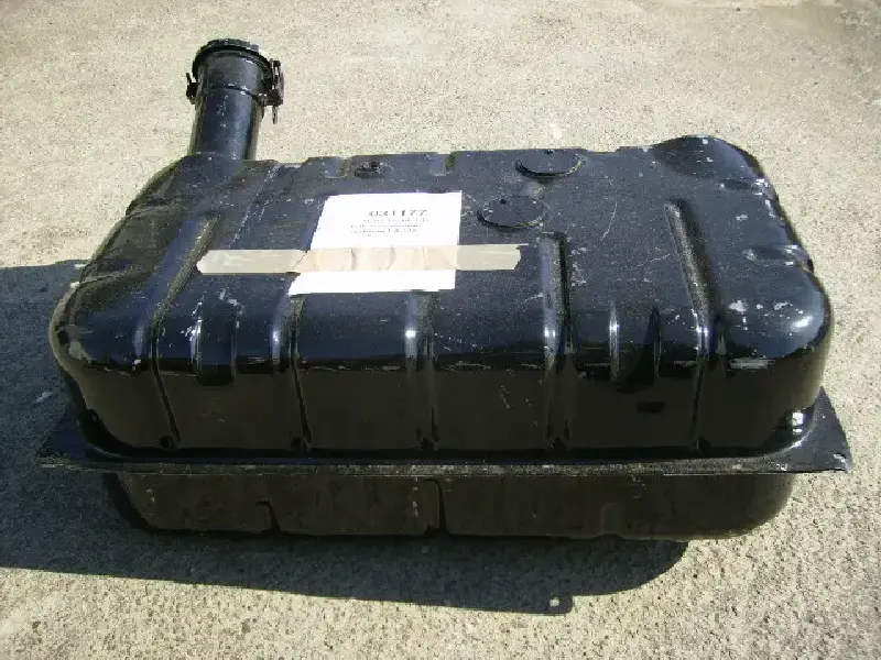 Бак паливний правий. 66