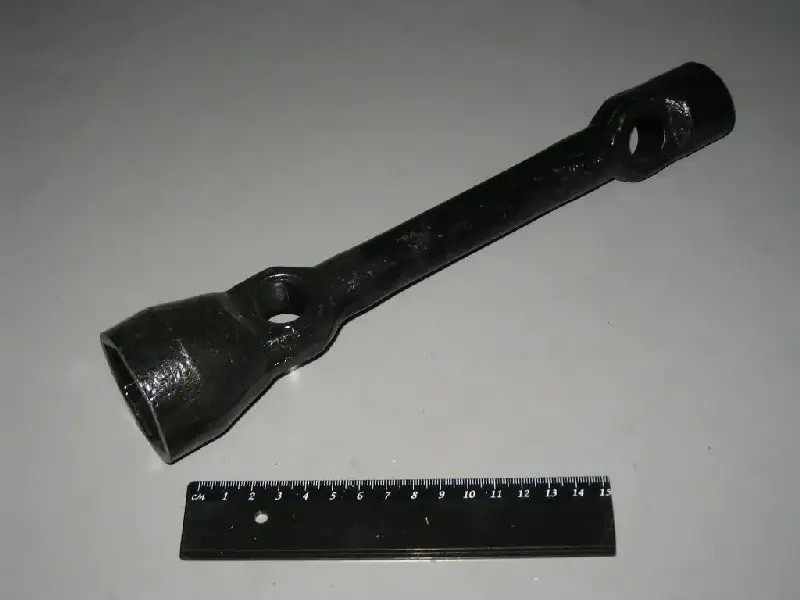 Ключ балонний ГАЗ-66 (24х38) короткий (лак) (вир-во Павлово)