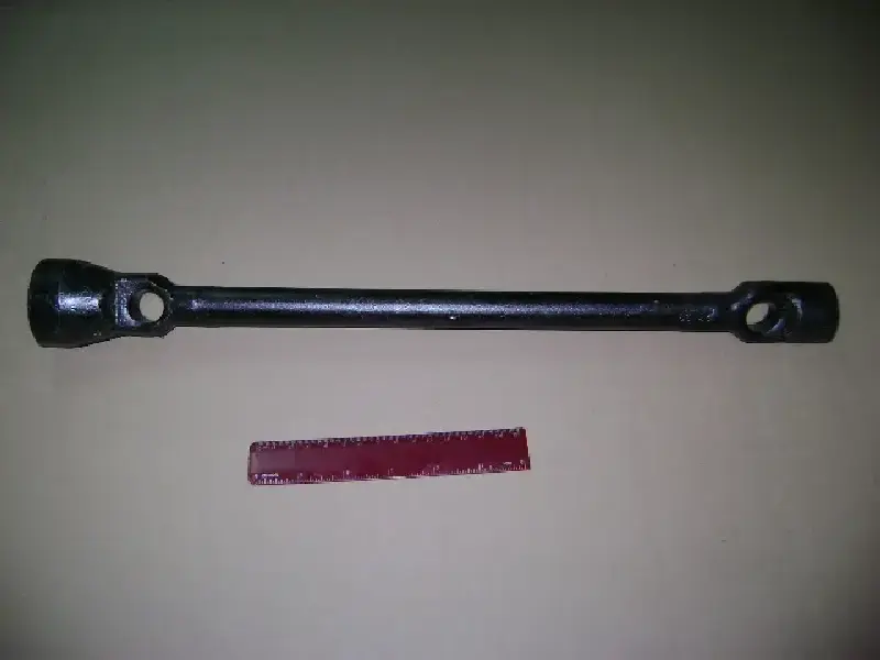 Ключ балонний ГАЗ-66 (24х38, L=450мм) (лак) (вир-во Павлово)