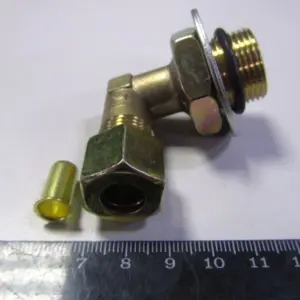Штуцер кутовий M22x1.5 (діам. 10)