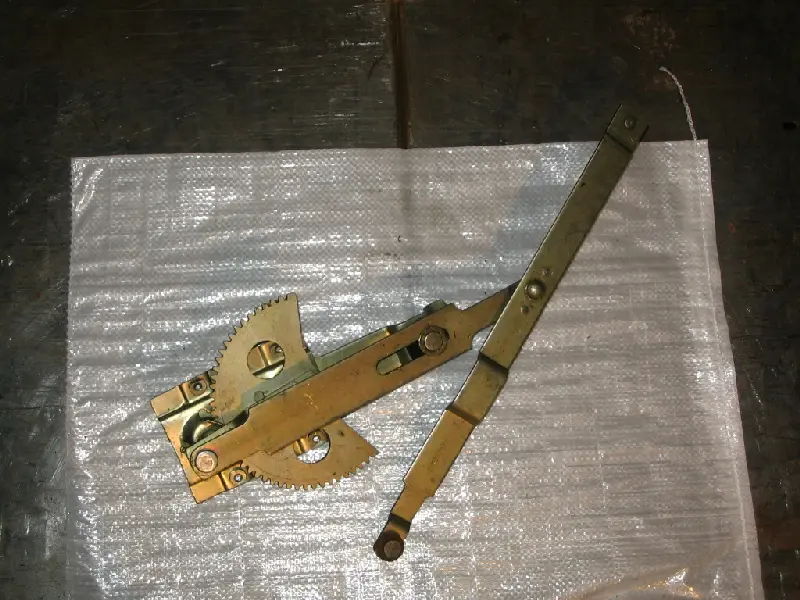 Склопідйомник ГАЗ 2410 двері задн. в зб.