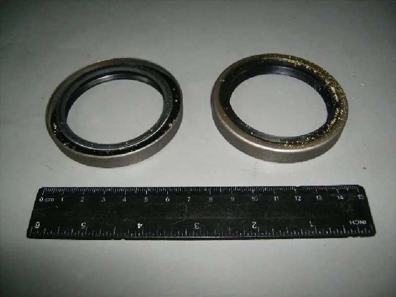 Сальник маточини передньої ВАЗ 2121 56х73х10 чорн. з пруж. (вир-во БРТ)