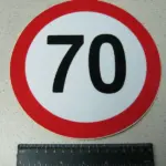 Табличка ліміт швидкості 70 км/год