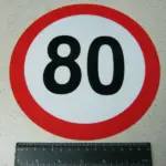 Табличка ліміт швидкості 80 км/год