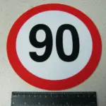Табличка ліміт швидкості 90 км/год